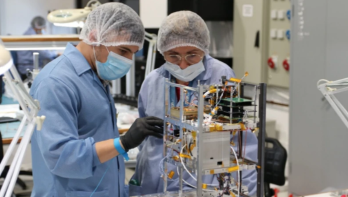 atenea:-como-es-y-que-hara-el-microsatelite-desarrollado-por-argentina-que-participa-en-la-historica-mision-artemis-ii-a-la-luna