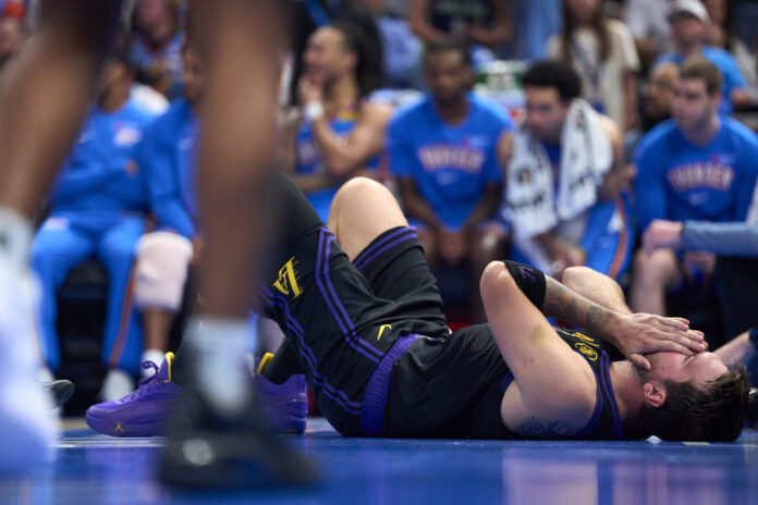 los-lakers-son-aplastados-por-los-thunder-y-doncic-se-retira-lesionado