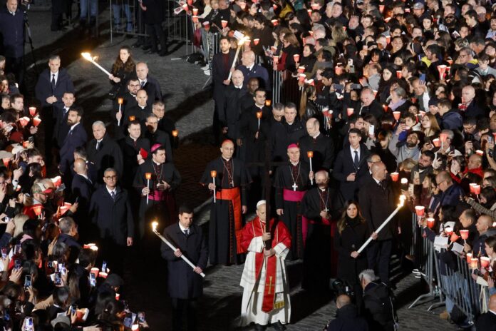 leon-xiv-recupera-la-tradicion-de-portar-la-cruz-en-viacrucis-multitudinario-en-el-coliseo