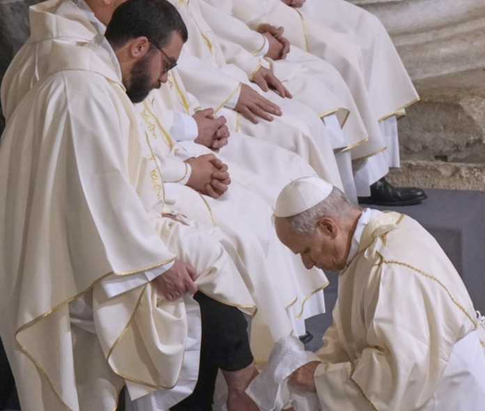 leon-xiv-llega-al-coliseo-para-su-primer-viacrucis-de-viernes-santo-y-cargar-con-la-cruz