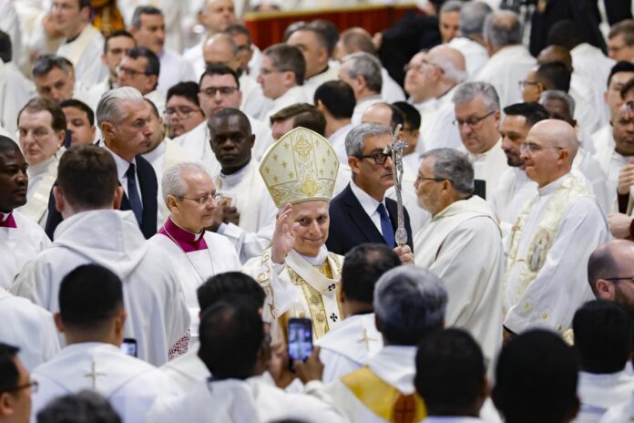 leon-xiv-preside-su-primera-vigilia-pascual-y-bautizara-a-diez-adultos-en-san-pedro