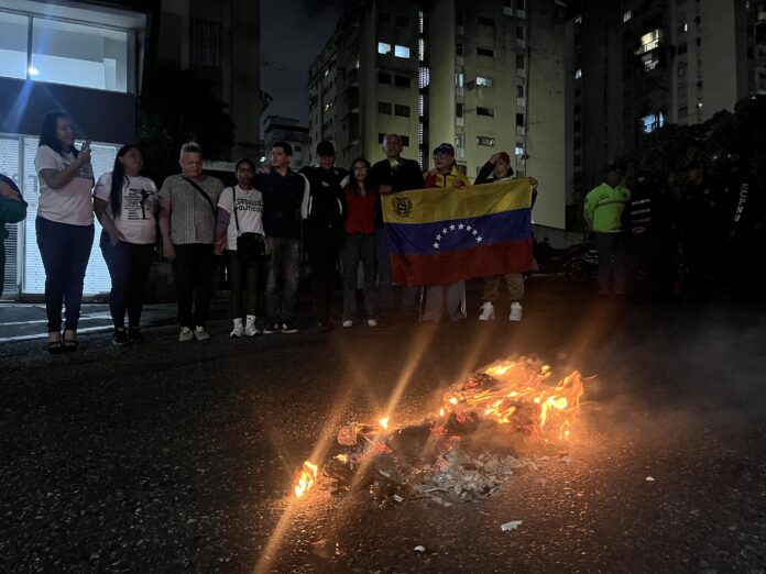 quemaron-al-“judas-de-la-injusticia”-frente-a-el-helicoide-para-exigir-la-libertad-de-presos-politicos