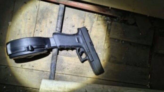 detuvieron-a-un-joven-por-disparar-dentro-de-un-club-con-una-pistola-glock-con-50-balas.