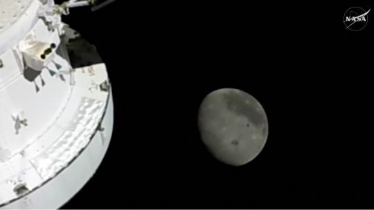 nueva-frontera:-los-astronautas-de-artemis-baten-el-record-de-distancia-espacial