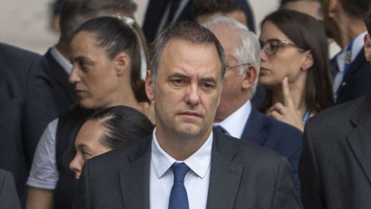 aumentan-las-preguntas-para-el-jefe-de-gabinete-de-milei,-manuel-adorni,-mientras-las-investigaciones-examinan-activos-y-viajes