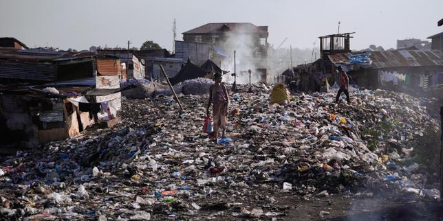 «-ninos-como-adultos,-nous-sommes-sans-cesse-malades-»-:-le-bidonville-de-mama-nzenze,-a-kinshasa,-perche-sur-des-tons-d’ordures-pour-eviter-d’etre-inonde