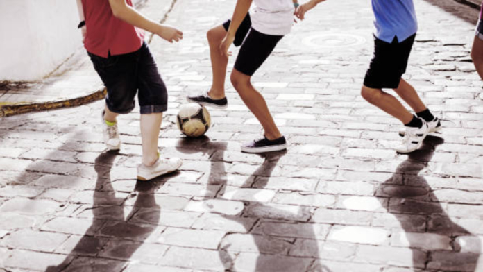 menor-de-edad-fue-atacado-violentamente-por-un-joven-que-le-pidio-que-lo-dejara-jugar-futbol-en-medellin:-policia-entrego-detalles-del-hecho