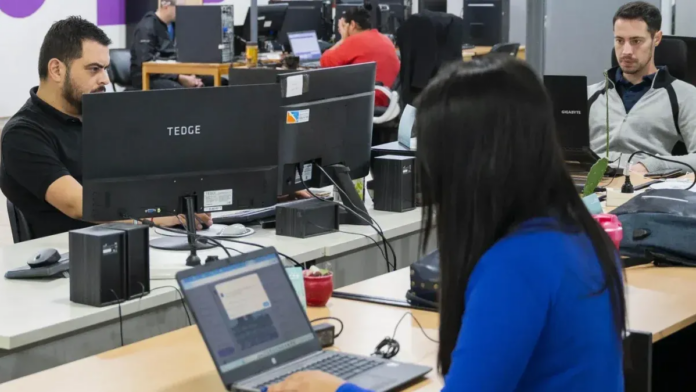 sueldos-de-empleados-publicos:-de-cuanto-es-la-suba-de-salarios-y-cuando-se-paga-la-suma-fija-de-$40.000