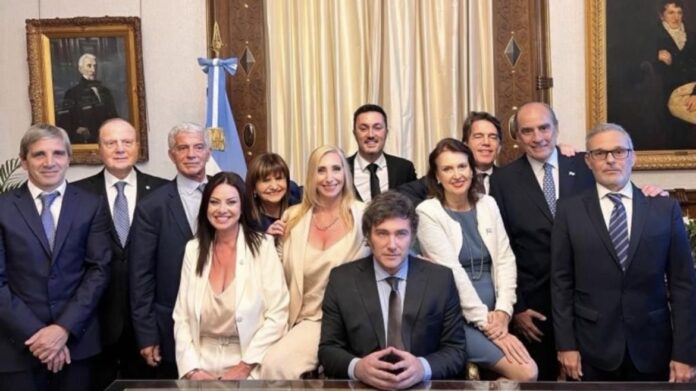 fuerte-aumento-en-el-gabinete:-los-sueldos-crecieron-mas-del-120%-en-cinco-meses
