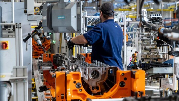 la-industria-encadeno-en-febrero-su-octava-caida-interanual-al-hilo-y-el-sector-automotriz-se-hundio-24%