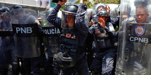 venezuela-:-la-policia-tira-gases-lacrimogenos-contra-los-manifestantes-en-ruta-hacia-el-palacio-presidencial-en-caracas