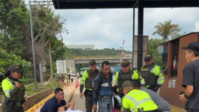 bebe-nacio-en-medio-de-protestas-en-la-via-bloqueada-de-lebrija-hacia-el-aeropuerto-palonegro:-mujer-se-cayo-en-el-peaje-y-comenzo-trabajo-de-parto