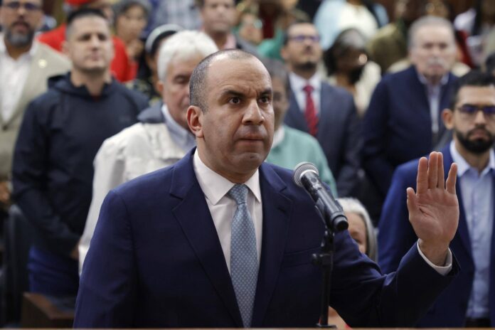 larry-devoe,-el-funcionario-de-confianza-de-delcy-rodriguez-que-asume-la-fiscalia-general