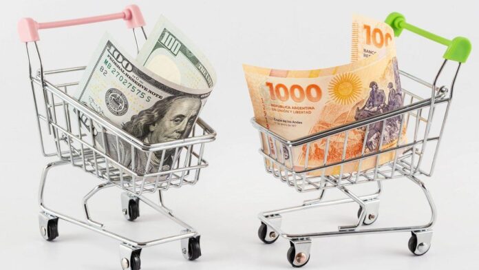 dolar-atrasado,-inflacion-al-alza-y-caida-de-salarios:-advierten-por-una-“anomalia”-que-tensiona-el-modelo-de-javier-milei
