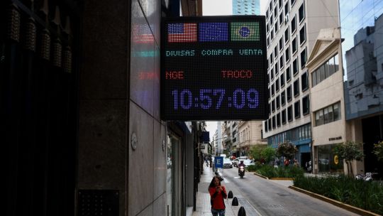 argentina-modifica-reglas-cambiarias-luego-de-que-aumenta-el-costo-de-sacar-dolares