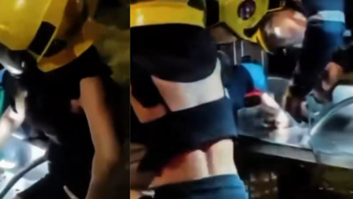 video-|-bomberos-rescataron-a-un-joven-cuyo-dedo-quedo-atrapado-en-una-banca-de-desfile-del-mio-en-cali