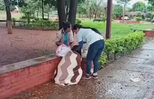 madre-da-a-luz-a-su-bebe-en-plena-plaza-de-san-ignacio-de-velasco
