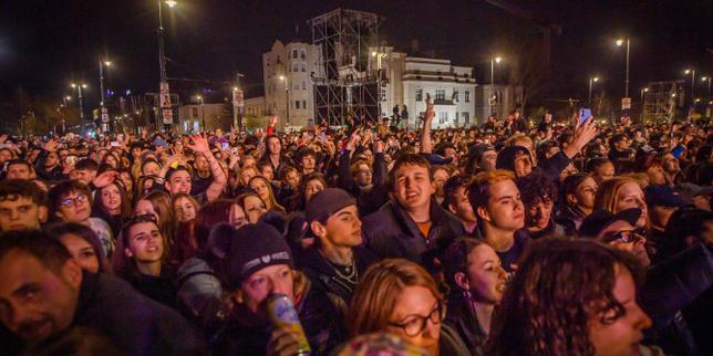 en-hongrie,-au-concert-«-pour-la-fin-du-systeme-»,-«-cette-jeunesse-qui-se-preoccupe-de-politique,-c’est-du-jamais-vu-»
