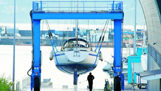se-fue-el-verano,-quedan-el-rio-y-los-trabajos-de-mantenimiento-en-las-embarcaciones