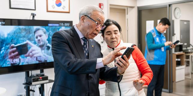 en-coree-du-sud,-des-centres-publics-apprennent-aux-seniors-comentan-apprivoiser-les-nouvelles-technologies