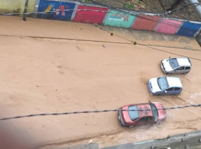 caos-en-caracas-por-las-lluvias:-reportan-anegaciones-y-viviendas-afectadas