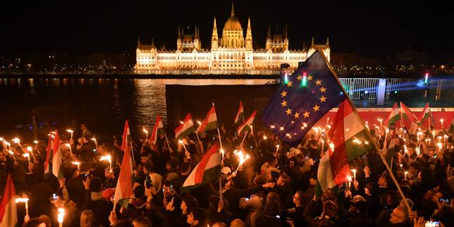 despues-de-la-severe-defaite-de-viktor-orban-en-las-elecciones-legislativas,-los-celebres-chinos-«su-regreso-a-europa»