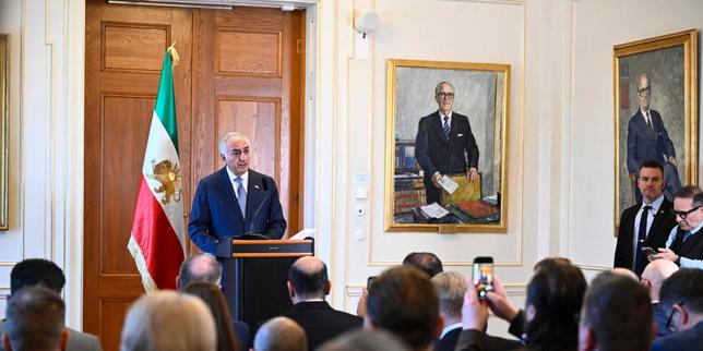la-visita-controvertida-de-reza-pahlavi-en-el-parlamento-sueco
