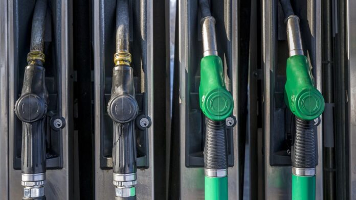 crisis-del-petroleo:-la-nafta-ya-subio-mas-de-23%-desde-el-inicio-de-la-guerra-de-medio-oriente-y-llenar-el-tanque-supera-los-$100-mil