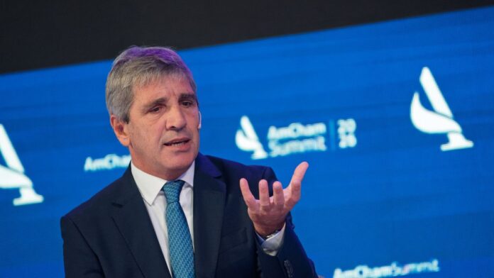 luis-caputo-hablo-de-la-inflacion-y-cruzo-a-los-empresarios:-“cambio-la-musica-y-algunos-no-cambiaron-el-paso”