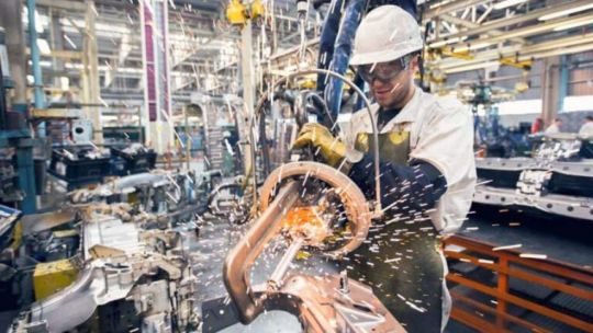 indec:-industria-se-desploma-por-octavo-mes-consecutivo-y-baja-8,7%-en-febrero