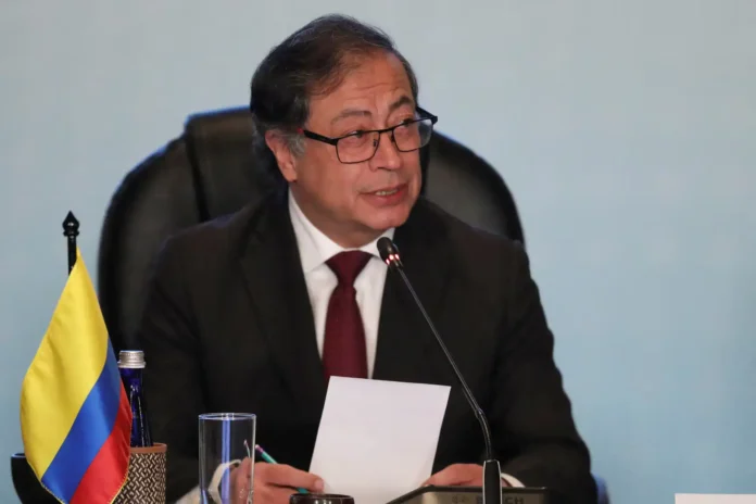 petro-anula-a-su-propio-ministro-y-elimina-el-100%-de-los-aranceles-a-ecuador