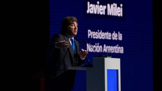 milei-promete-mantener-el-rumbo-y-aborda-de-frente-los-“malos”-datos-de-inflacion-en-el-discurso-de-la-cumbre-de-amcham