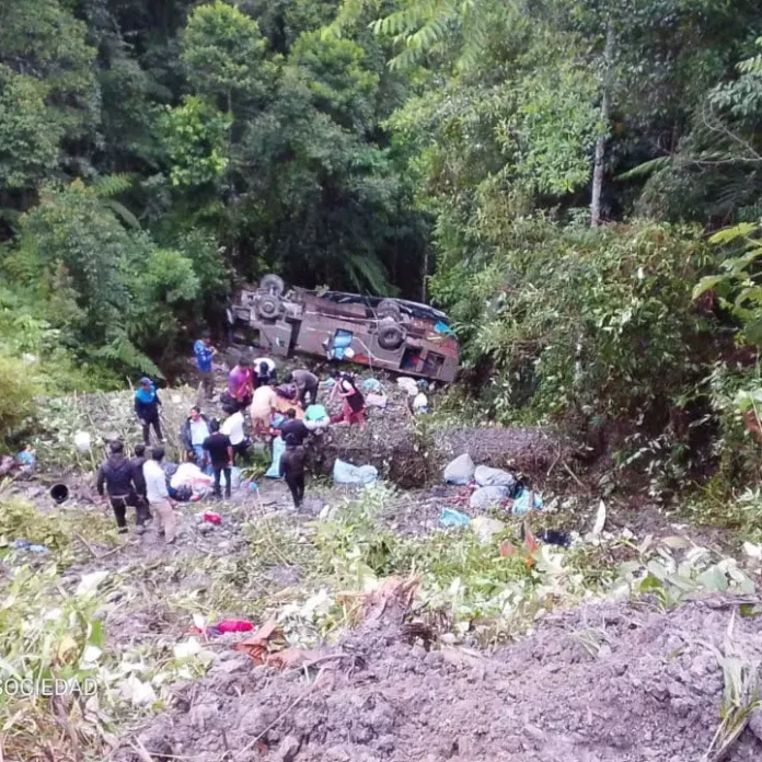 embarrancamiento-de-un-bus-en-apolo-deja-6-fallecidos