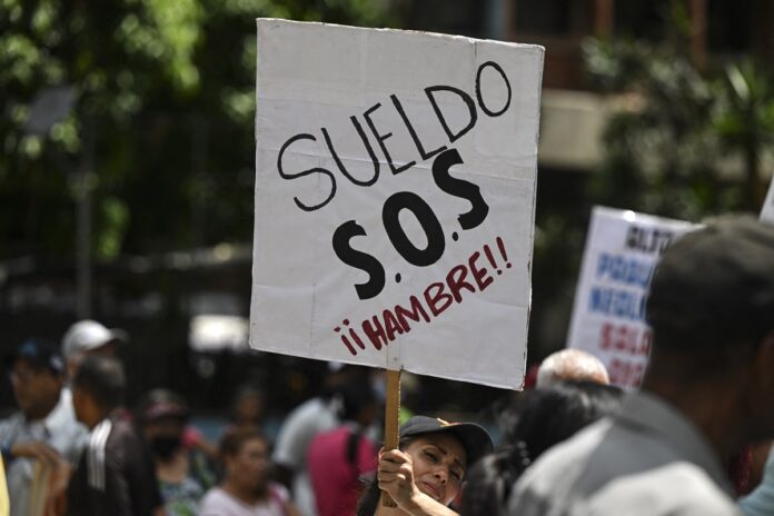 “salario-digno-ya”:-gremios-protestan-frente-al-tsj-para-exigir-decision-sobre-demanda-por-omision-constitucional
