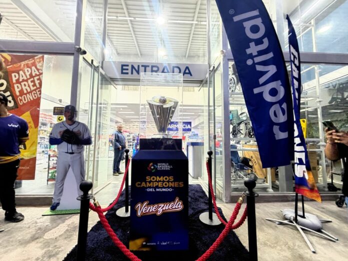 redvital-makro-celebro-con-orgullo-la-historica-visita-del-trofeo-del-clasico-mundial-de-beisbol