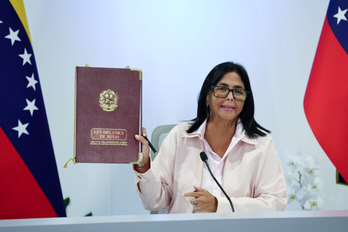delcy-rodriguez-firma-la-nueva-ley-de-minas