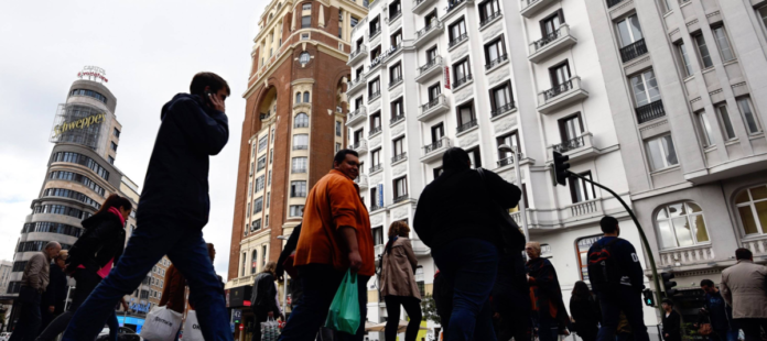 espana-arranca-la-regularizacion-de-migrantes:-claves-de-la-medida-que-ya-suma-13.500-solicitudes-en-24-horas-y-como-acogerse