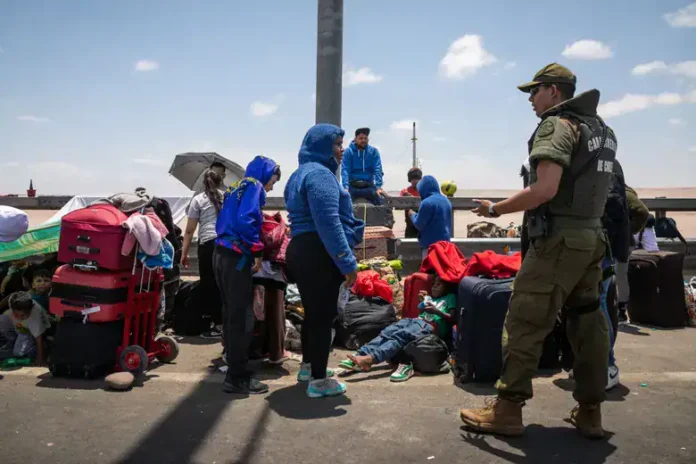 el-efecto-domino:-el-vuelo-de-deportacion-de-chile-desencadena-el-cierre-de-la-frontera-en-peru
