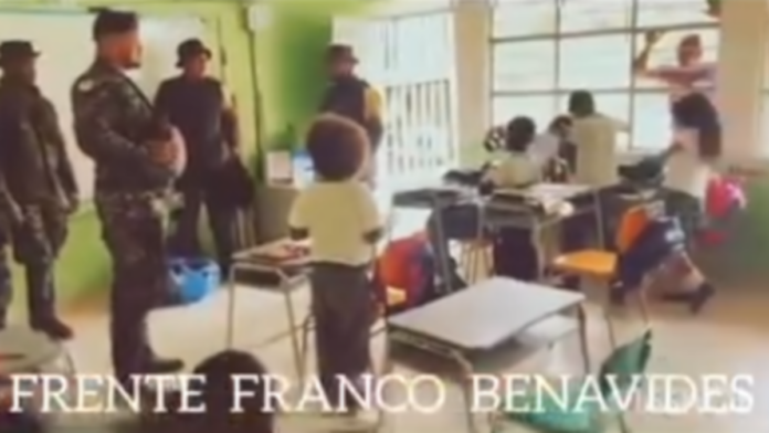 indignacion-por-video-de-disidentes-en-un-colegio-del-suroccidente-del-pais:-macabra-tactica-para-reclutar-con-utiles-y-tomandose-fotos-con-los-ninos