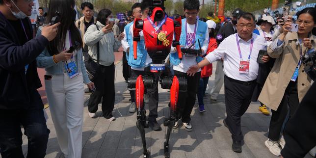 video.-un-robot-humanoide-batio-el-record-del-mundo-humano-del-semimaraton