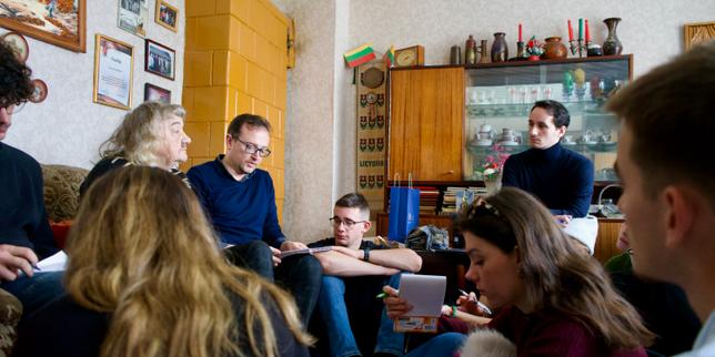 «-ca-prend-aux-tripes-»-:-en-lituania,-des-etudiants-sur-les-traces-de-la-shoah-par-balles