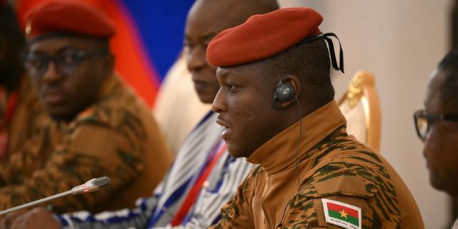 en-burkina-faso,-la-junta-del-poder-suspende-las-asociaciones-pres-de-360