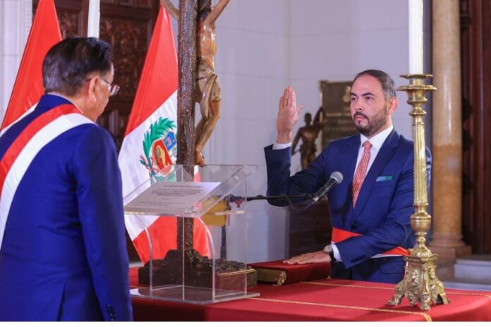 amadeo-flores-asume-como-nuevo-ministro-de-defensa-en-reemplazo-de-carlos-diaz