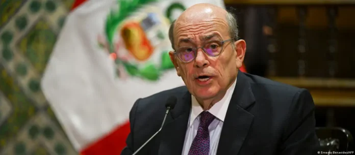 peru:-dos-ministros-renuncian-al-aplazarse-compra-de-aviones