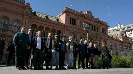 horas-antes-de-la-visita-de-thiel,-milei-prohibe-a-la-prensa-entrar-a-la-casa-rosada-por-denuncia-de-‘espionaje’