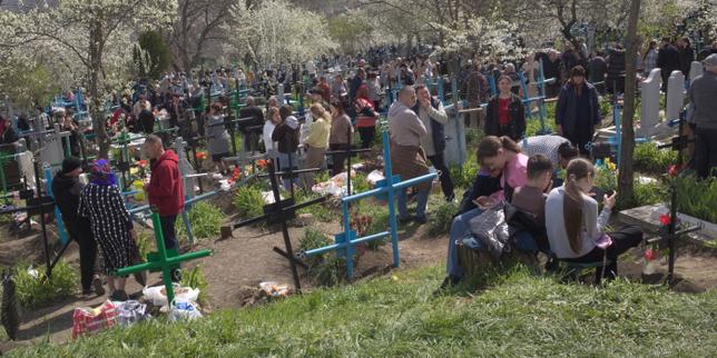 en-moldavia,-repas-de-famille-au-cimetiere-pour-la-«-paque-des-morts-»