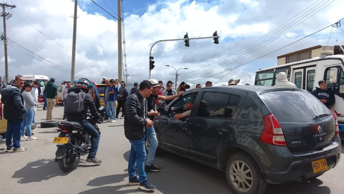 caos-en-tunja-por-protesta-de-taxistas:-13-bloqueos-paralizaron-la-ciudad-tras-operativo-y-desatan-crisis-por-reclamo-contra-uber-y-didi