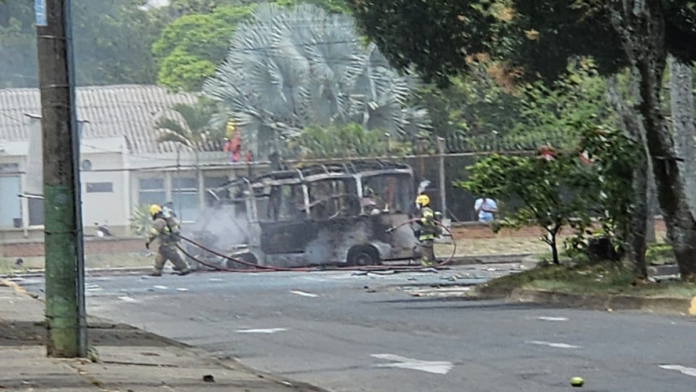 atencion:-|-atentado-de-carro-cargado-con-explosivos-contra-la-tercera-brigada-del-ejercito-en-el-sur-de-cali:-esto-es-lo-que-se-sabe