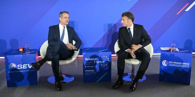 en-atenas,-emmanuel-macron-pousse-les-entreprises-francaises-a-investir-en-grecia