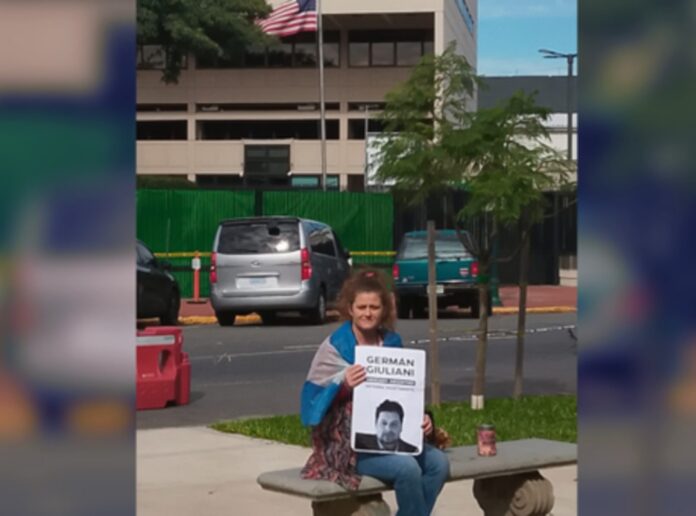 hermana-de-abogado-argentino-detenido-en-yare-iii-protesto-frente-a-la-embajada-de-ee-uu-para-exigir-su-liberacion